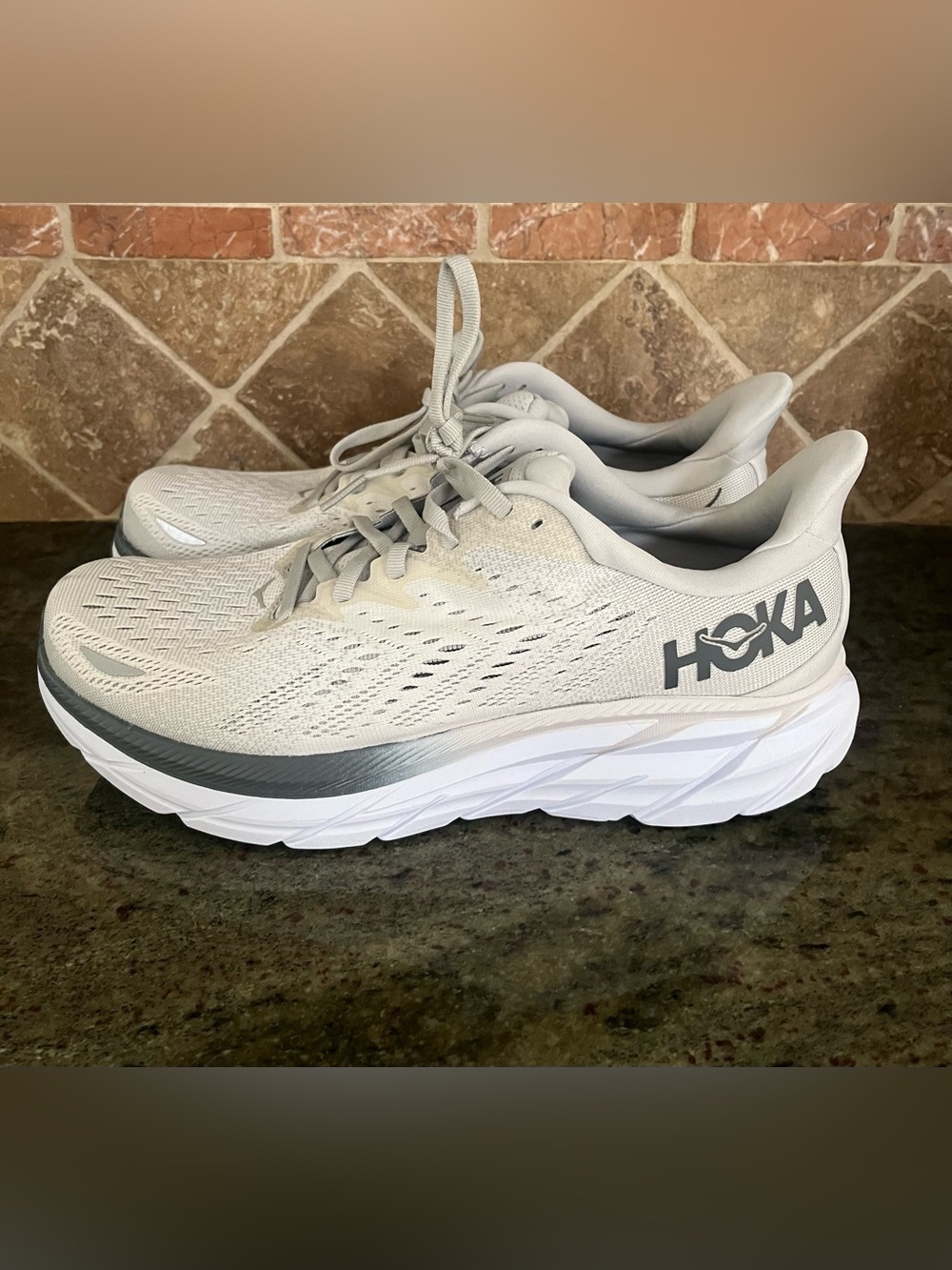 Hoka One Clifton Silver White
Running Shoes Men's Sz 9E